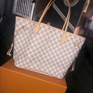 leather trim
Rose ballerine pink 
Gold-color hardware
4 side laces